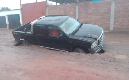 Inundaciones en Barrios de zona sureste : autos empantanados y casas inundadas