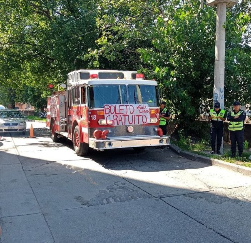 QUE SE CUMPLA LA LEY - Bomberos voluntarios marchan por las calles de Salta pidiendo el boleto gratuito proyecto presentado por el Diputado Adrián Valenzuela
