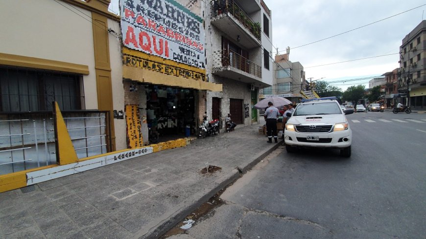 Multaron a un comercio porque se cayó el cartel en la vía pública