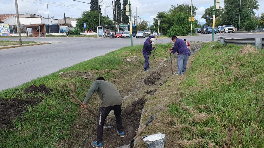 Continúa la limpieza del desagüe pluvial colindante a la Avda. Tavella
