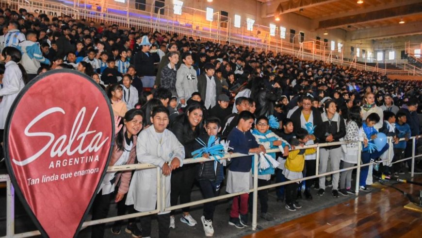 Miles de salteños obtuvieron su foto con la Copa del Mundo