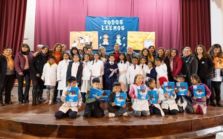 El Ministerio de Educación renovó su compromiso con la distribución de libros para enseñar y aprender a leer y a escribir