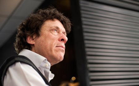 Presentaron un informe con 19 testimonios de mujeres que denuncian al periodista Pedro Brieger por acoso sexual