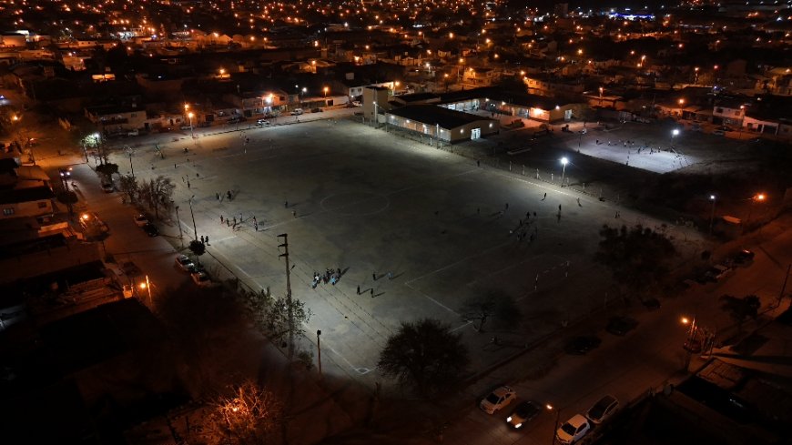 Colocaron nuevas luminarias en la canchita del barrio Municipal
