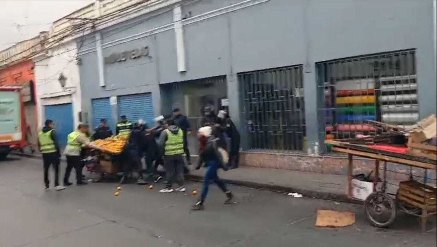 TENSIÓN EN EL CENTRO SALTEÑO: RETIRAN FRUTEROS Y CARREROS DE LA AV. SAN MARTÍN
