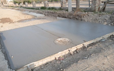 Colocan hormigón en calles del barrio María Esther