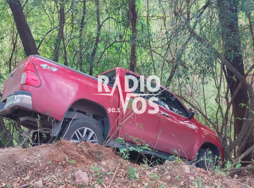 ROBARON UNA CAMIONETA , LA ABANDONARON Y HUYERON