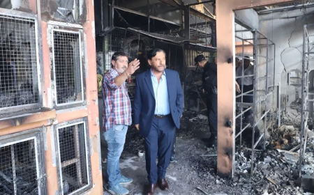 Incendio en el mercado San Miguel: Sáenz recorrió la zona afectada y se solidarizó con los puesteros