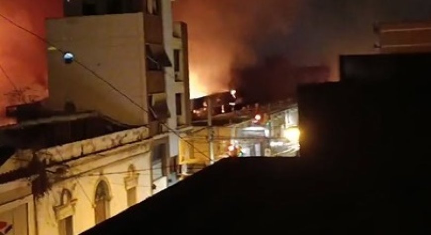 URGENTE - SE INCENDIA EL MERCADO SAN MIGUEL TRABAJAN VARIAS DOTACIONES DE BOMBEROS