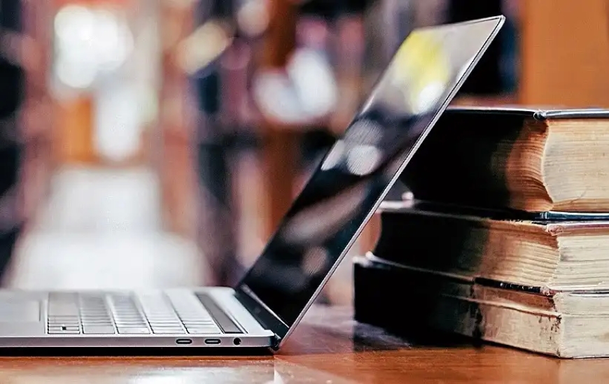 Profesora detenida como sospechosa de grooming en perjuicio de su alumno