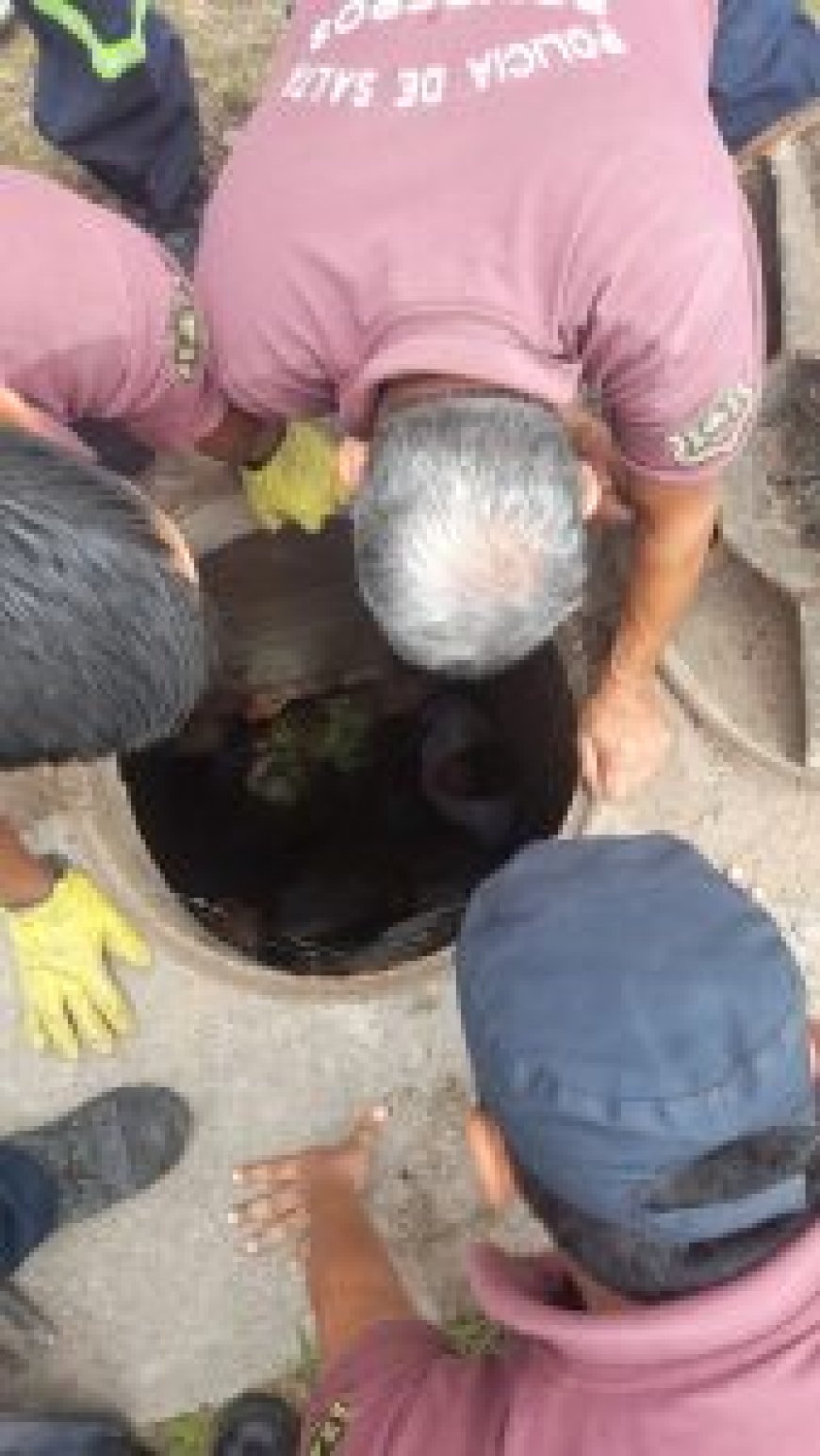 Rescataron a dos niños atrapados en una alcantarilla