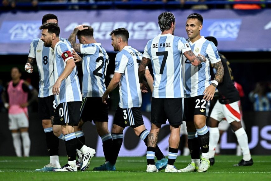 ARGENTINA GANÓ Y SIGUE PUNTERO