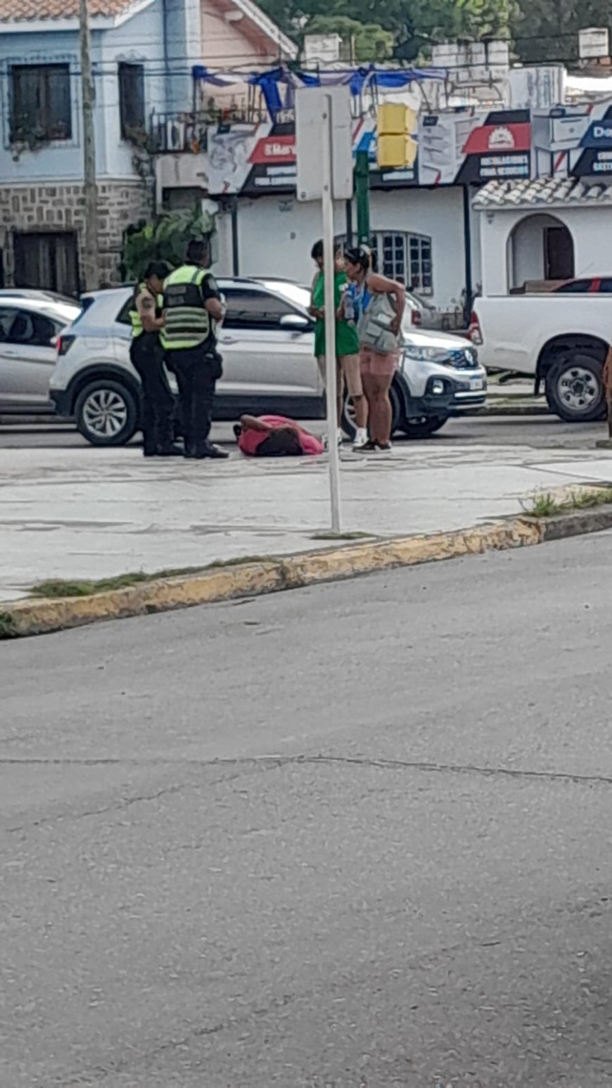 Una mujer se encuentra tendida en el suelo se habría descompensado en Alvarado e Irigoyen