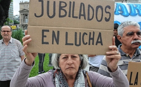 "JUBILADOS EN LUCHA CONVOCAN A MATEADA Y SENTADA"  EN RECLAMO POR LA CRISIS SOCIAL Y ECONÓMICA