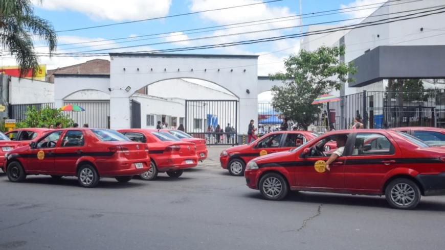 TAXIS VS. UBER  - Taxistas crean una app "Taxi Salta" para contrarrestar a Uber