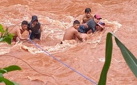 Un bebé de ocho meses es arrastrado por el río  en Bolivia
