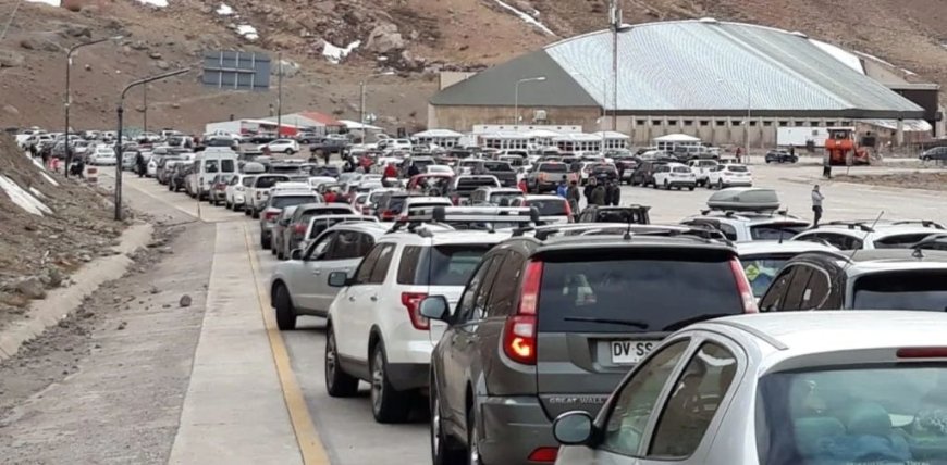 Un récord del dólar en Chile beneficia a turistas argentinos en pleno verano: qué compran los que cruzan la cordillera