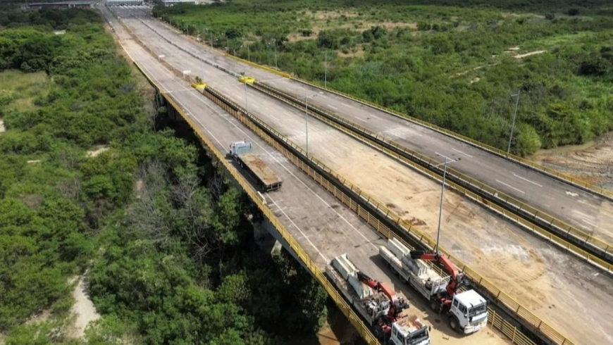 Nicolás Maduro cerró la frontera con Colombia y suspendió los vuelos entre ambos países por una supuesta “conspiración internacional”