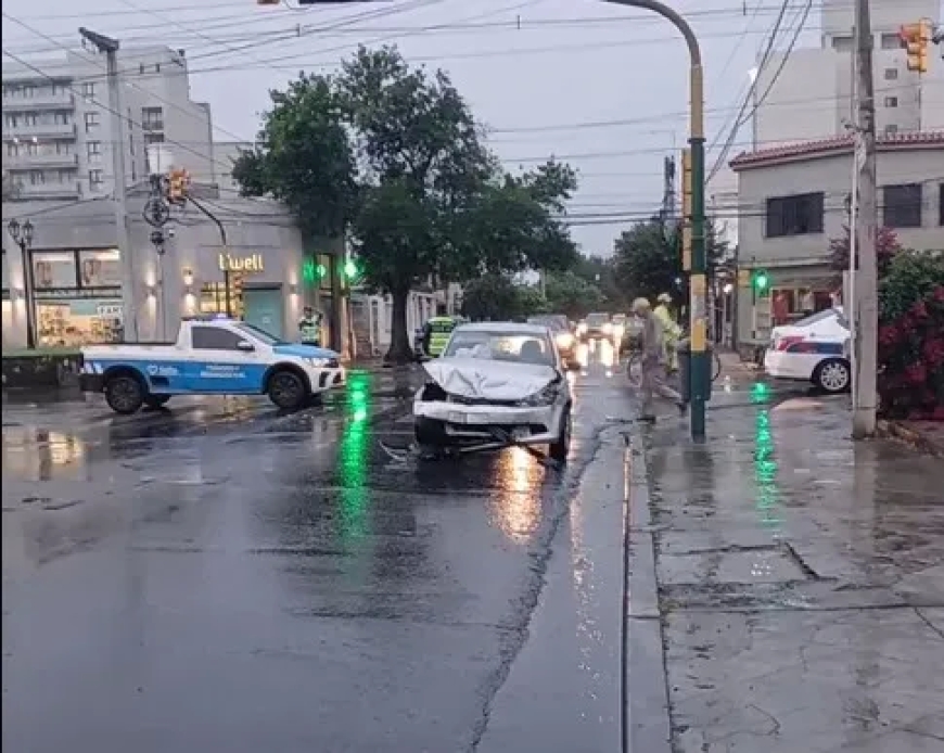 Choque en Vicente López y Entre Ríos entre una camioneta y un auto