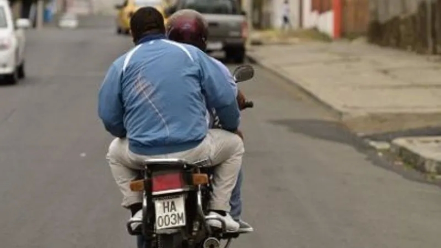 Por no llevar casco fue detenido y le encontraron 420 dosis de pasta base y un arma de fuego