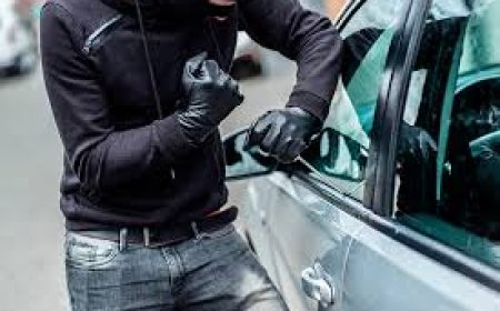 Dos detenidos por violentar un automóvil en la vía pública