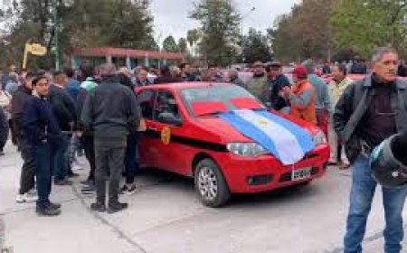 MOVILIZACIÓN - Los taxistas marchan en contra de la ordenanza que habilita app de transporte