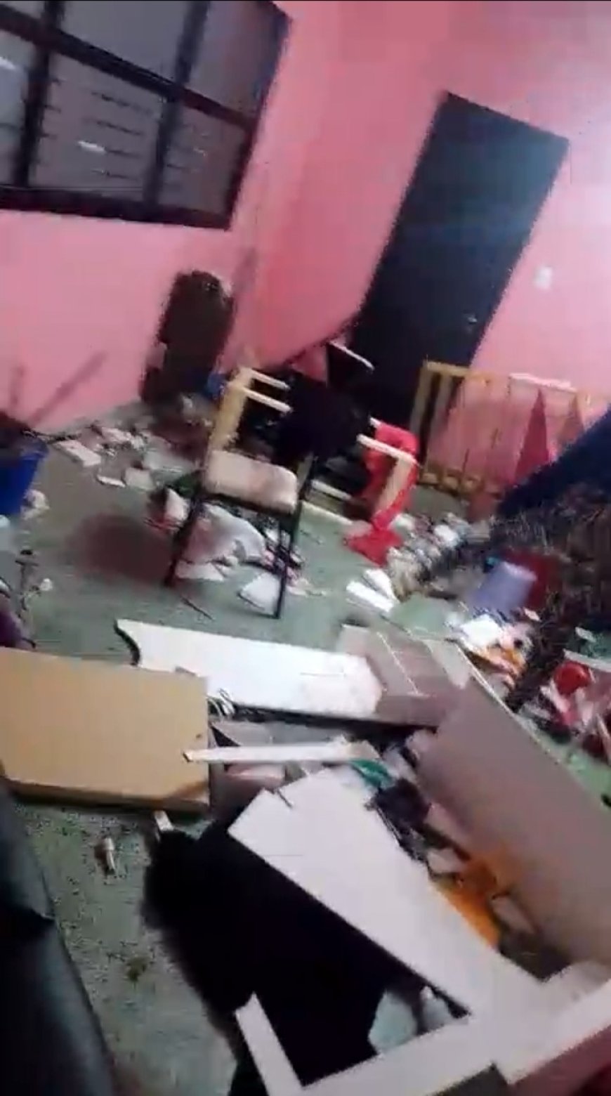 Como en "Relatos Salvajes" una mujer destruyó un local comercial donde funcionaban varios locales de emprendedores