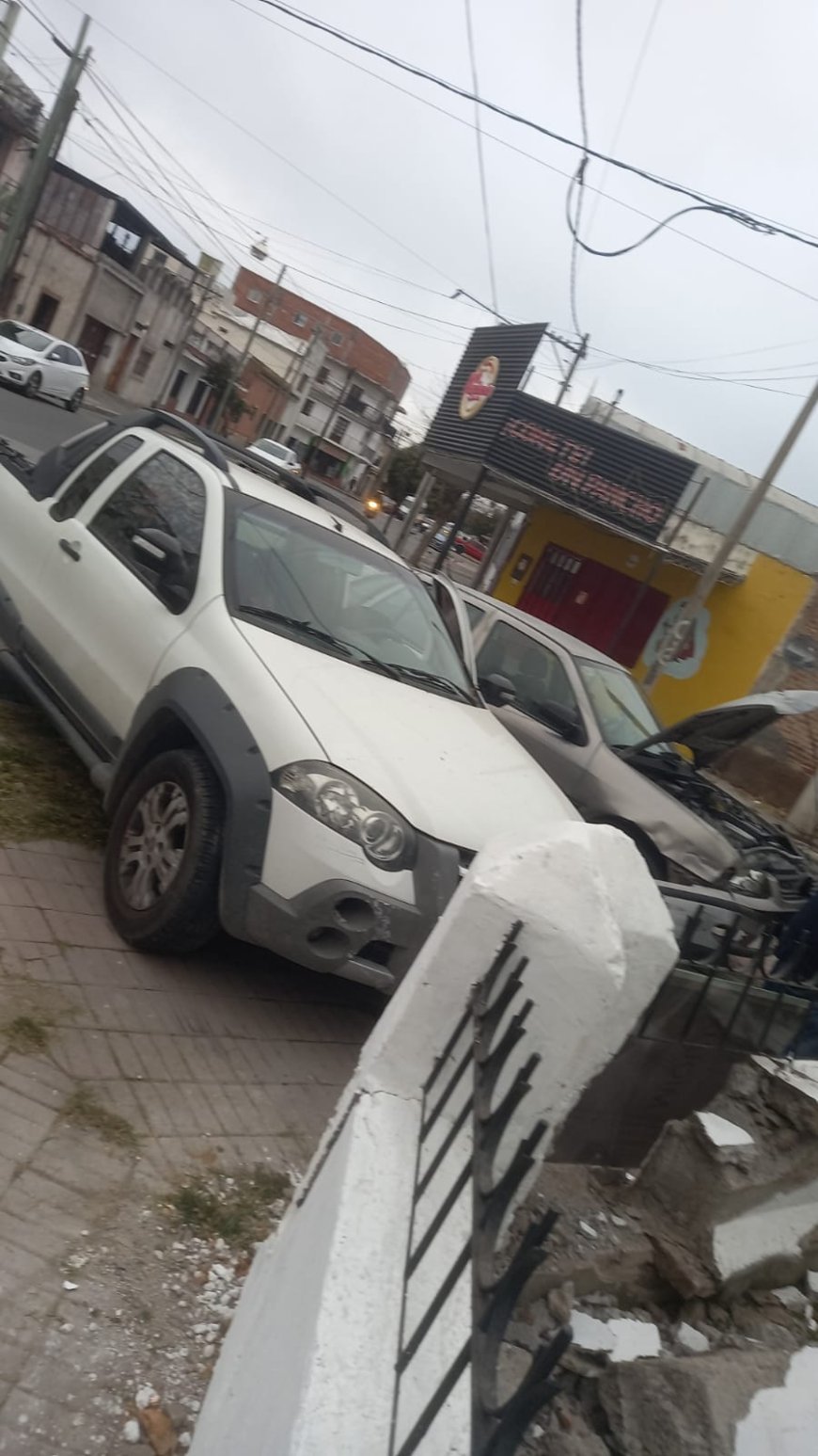 Mañana accidentada : dos vehículos se incrustaron en un domicilio