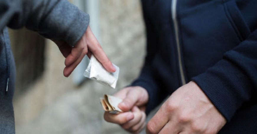 Detienen a una mujer por narcomenudeo en barrio Democracia