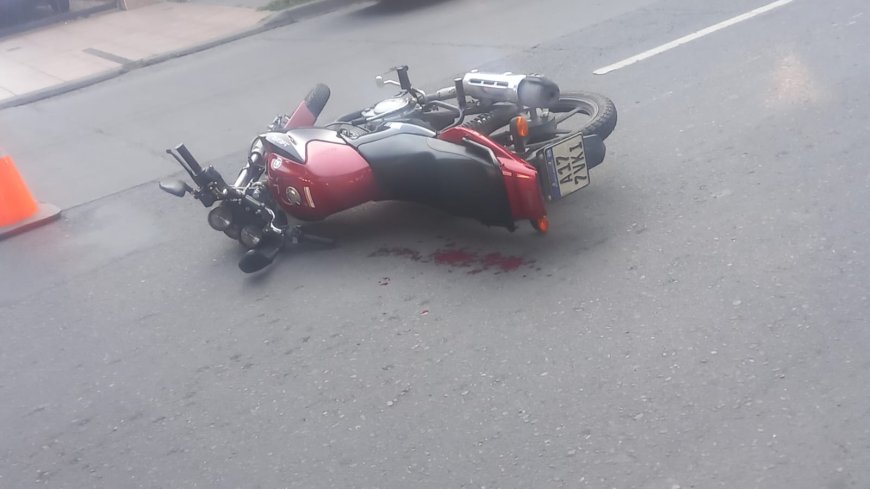 Accidente en Santa Fe y Av. San Martín: un peatón fue hospitalizado tras ser embestido por una moto