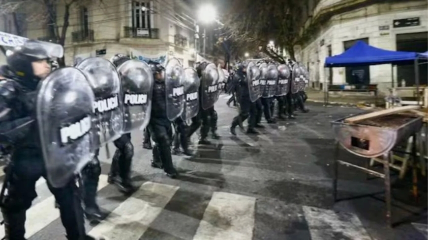 Desalojan a militantes que acampaban frente al departamento de Cristina Kirchner en Constitución
