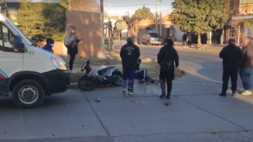 Siniestro vial en el macrocentro de Salta: colisión entre auto y moto