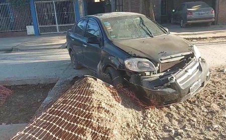 Una conductora cayó con su auto en un pozo de obra en barrio San Nicolás
