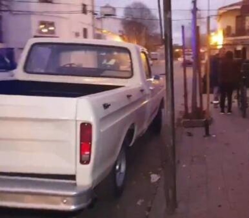Siniestro vial: una ciclista fue embestida por una camioneta en una esquina peligrosa