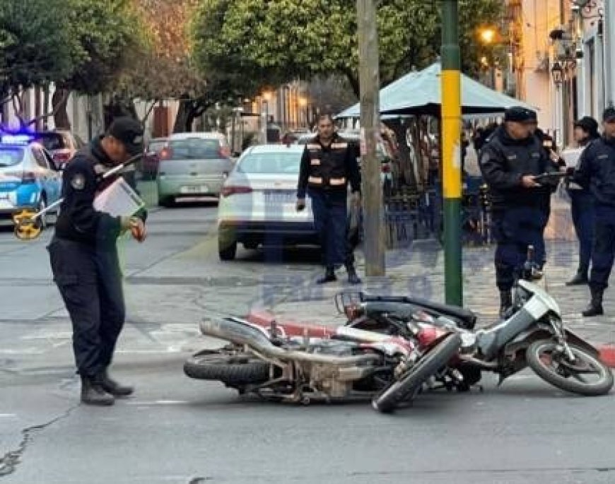 Motociclista ebrio chocó a dos personas y luego intentó fingir un robo en pleno macrocentro salteño