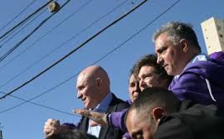 Arrojaron piedras a la caravana de Milei y la seguridad debió evacuarlo