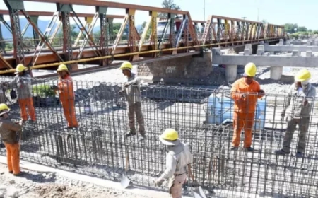 En los próximos días  iniciará la colocación de vigas del primer puente sobre el río Vaqueros