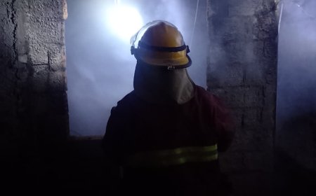 «Sospechan que fue intencional: incendio en barrio Los Paraísos dejó pérdidas totales tras una discusión familiar»