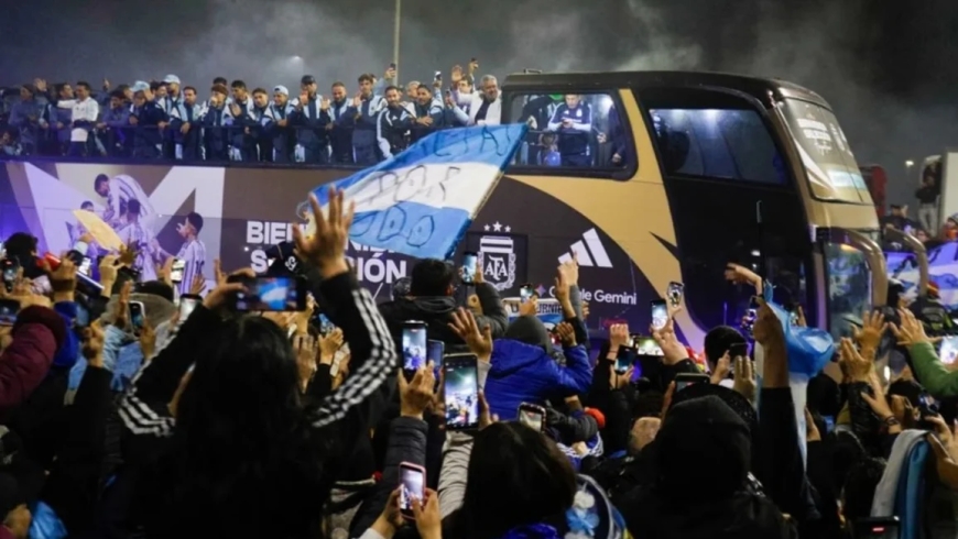 La Selección llegó al país y tuvo un emotivo recibimiento