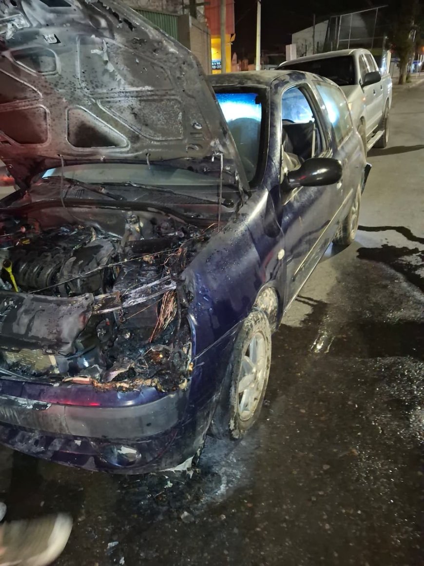 Incendio de vehículo en la zona sur: rápida intervención evitó daños mayores